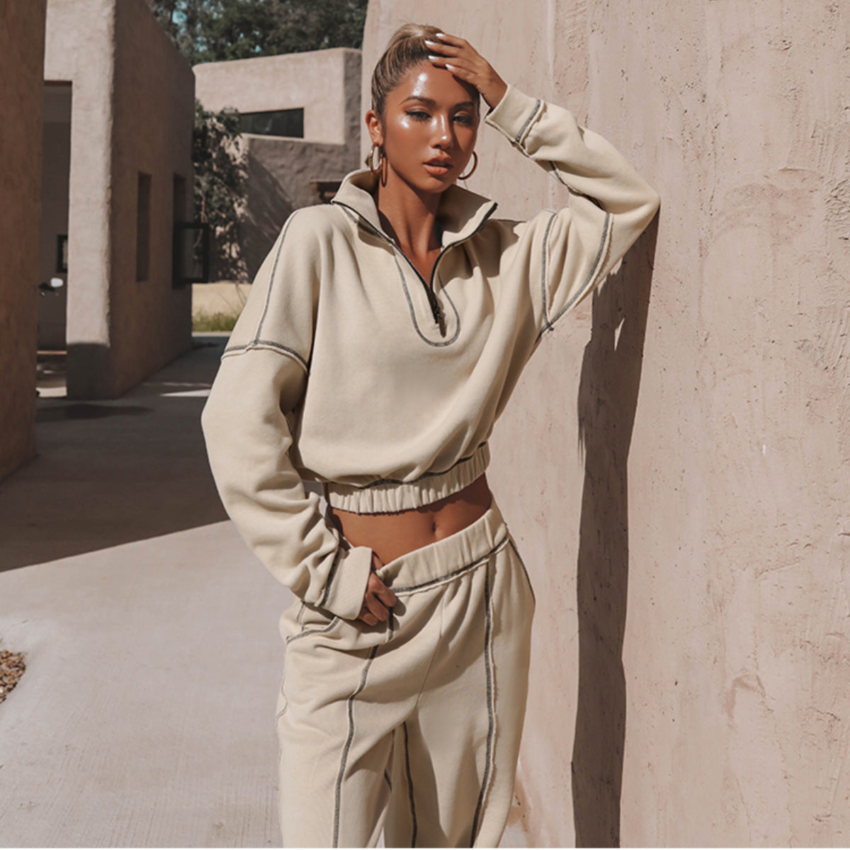Ensemble MAEVA™ crème associé à des baskets pour un look moderne.