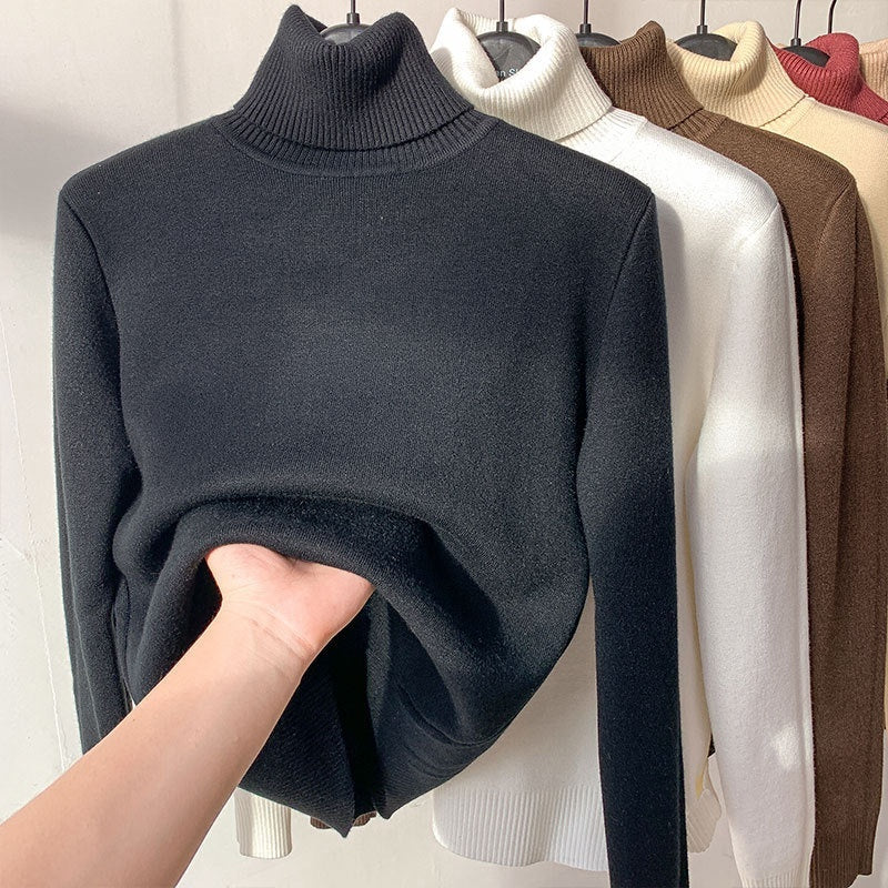 Pull Florence™ porté avec une jupe pour une allure raffinée et élégante.
